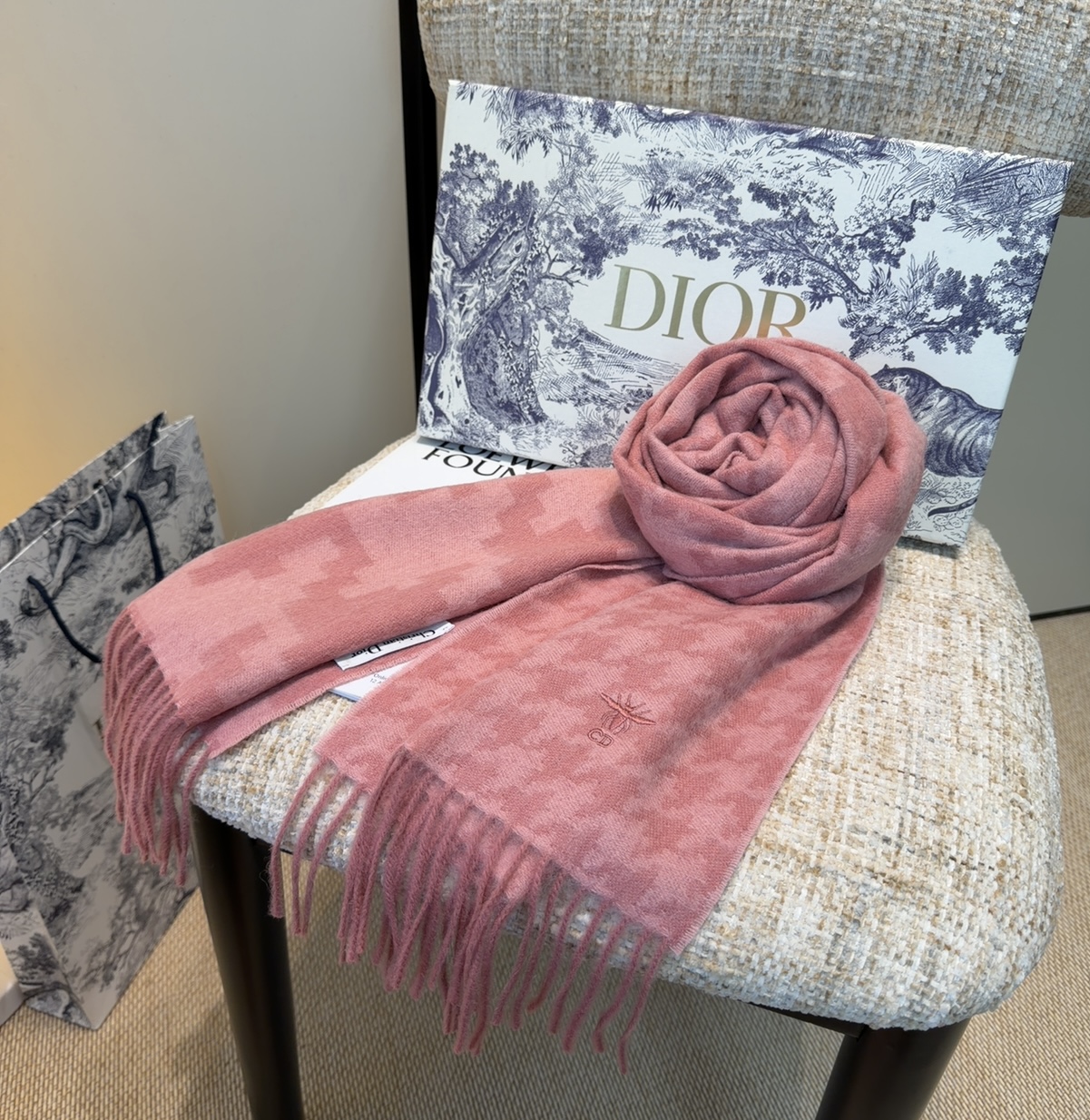 迪奥（Dior）明星同款dd围巾。经典款永远不会过时，而且超百搭。超级好看！！果断自留！精致散须 率真不