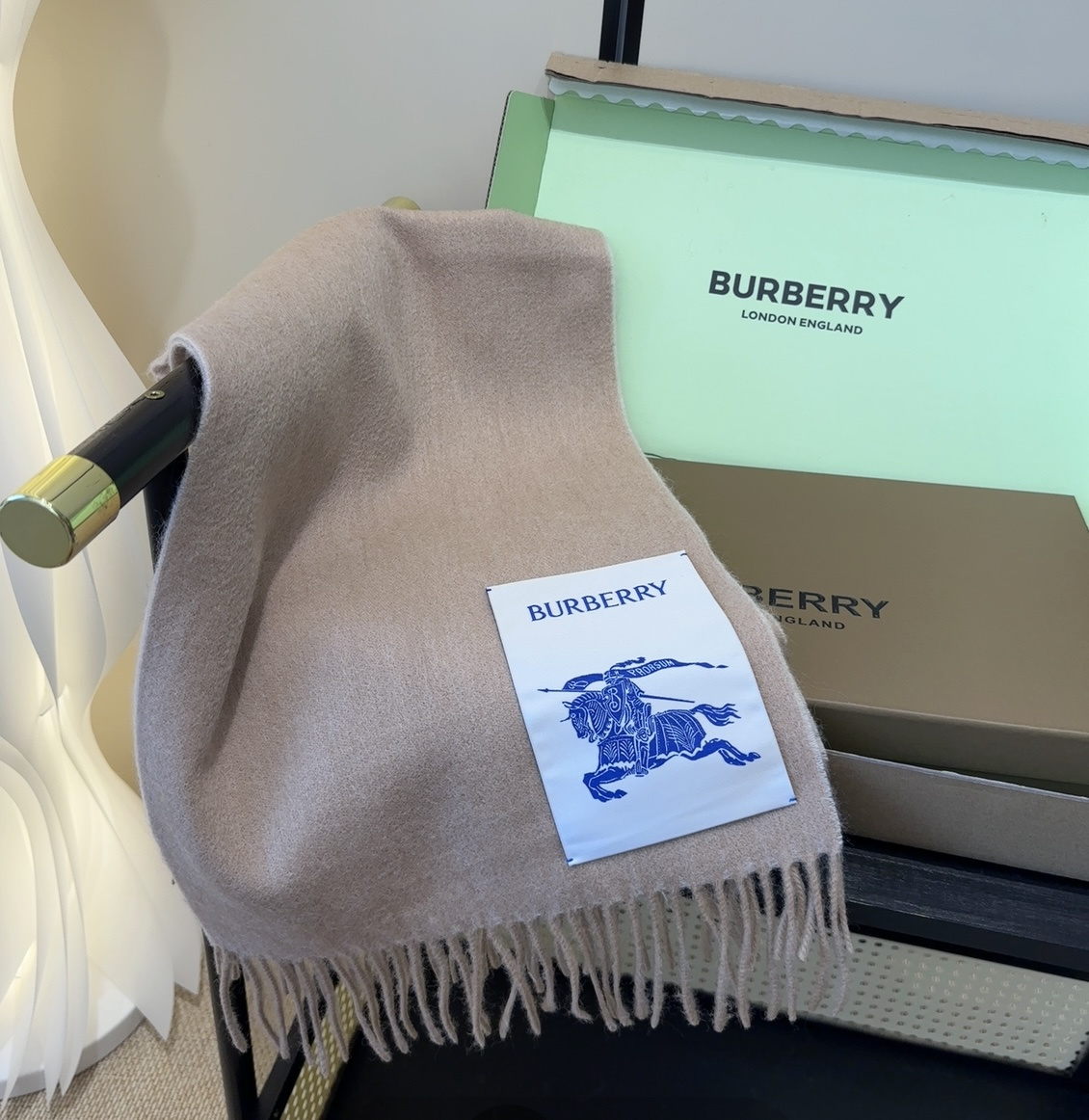 Burberry · 巴宝莉围巾❗️好看的要疯掉了，太有型太有魅力了❗️❗️非常斯文时尚的秋冬单品！真的