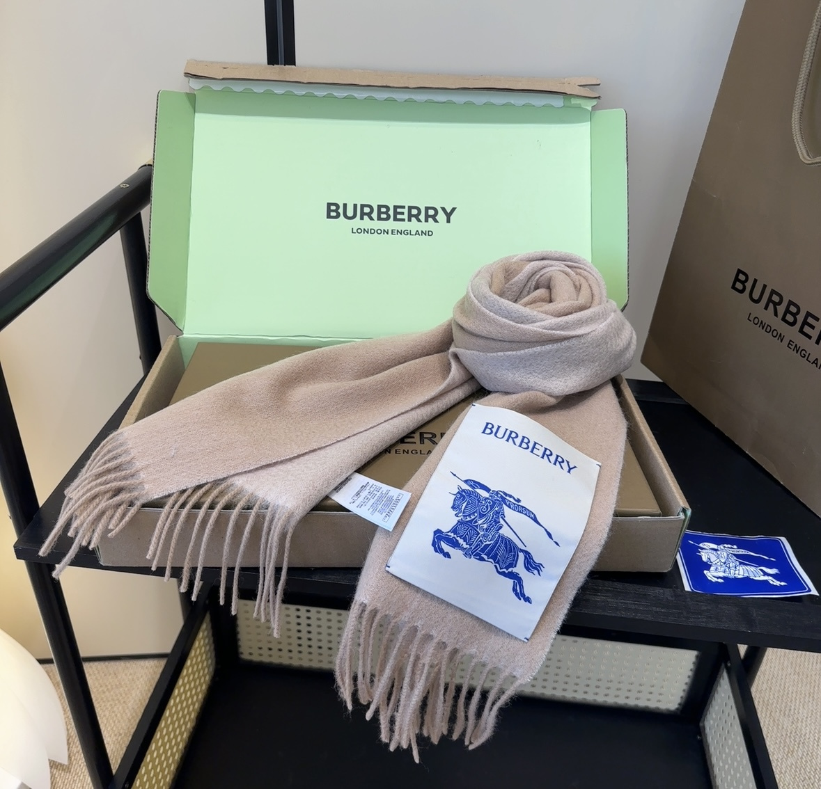 Burberry · 巴宝莉围巾❗️好看的要疯掉了，太有型太有魅力了❗️❗️非常斯文时尚的秋冬单品！真的