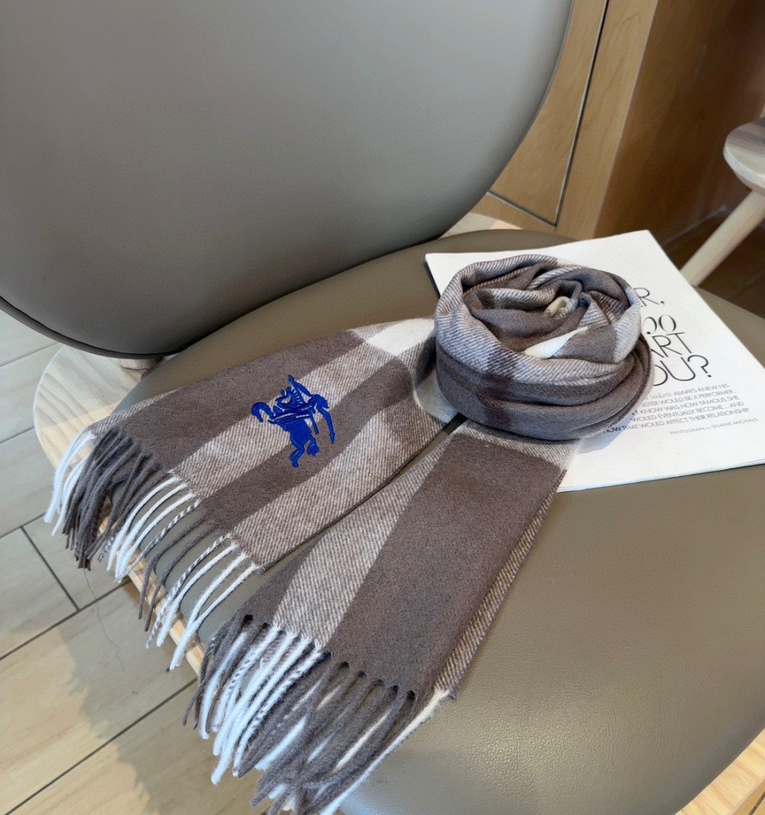 Burberry · 巴宝莉格子围巾❗️好看的要疯掉了，太有型太有魅力了❗️❗️非常斯文时尚的秋冬单品！