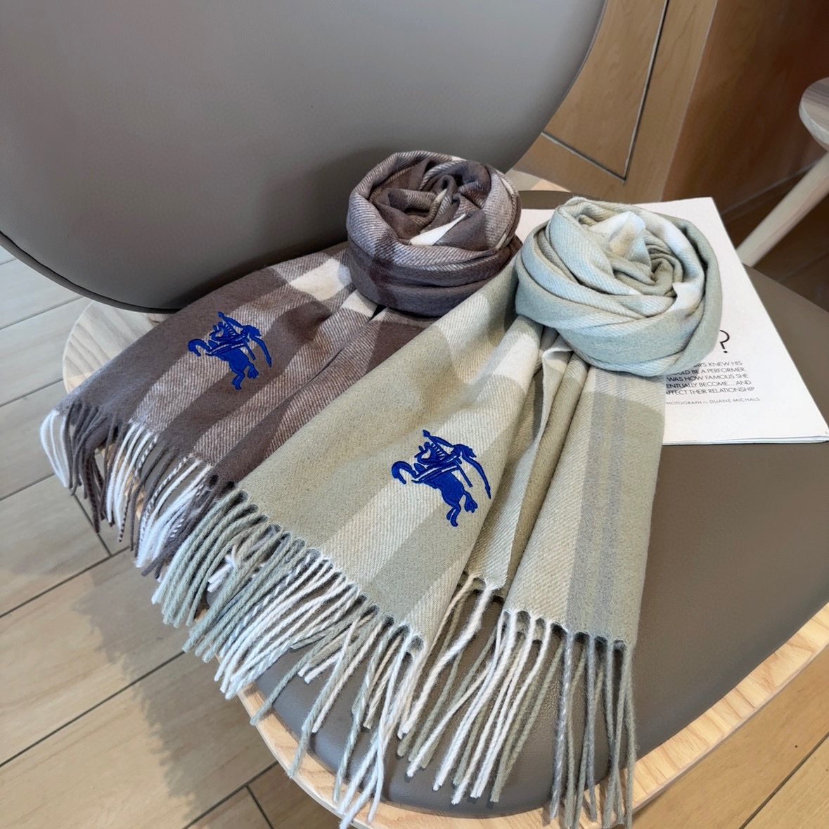 Burberry · 巴宝莉格子围巾❗️好看的要疯掉了，太有型太有魅力了❗️❗️非常斯文时尚的秋冬单品！