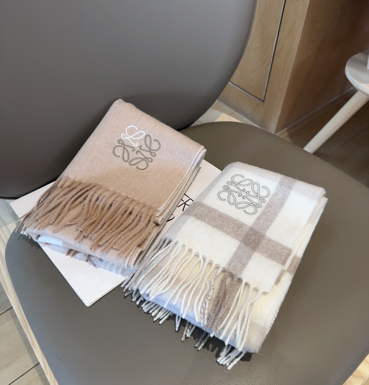 【▪Loewe · 罗意威难得一见的温柔配色，低调又不失优雅❗】重点推荐❗双面配色，一条围巾两种风格搭配