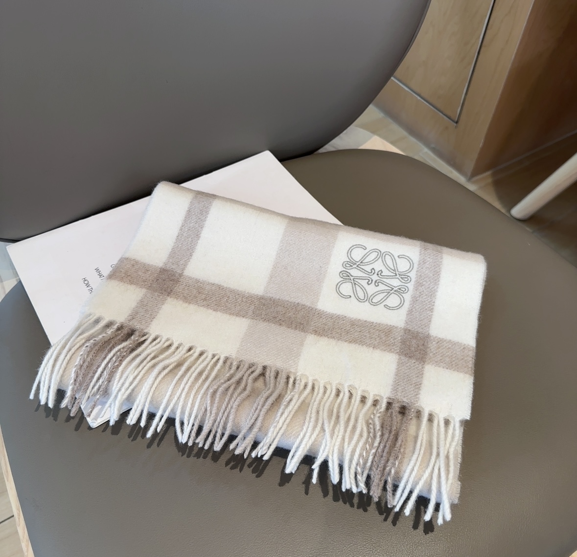 【▪Loewe · 罗意威难得一见的温柔配色，低调又不失优雅❗】重点推荐❗双面配色，一条围巾两种风格搭配