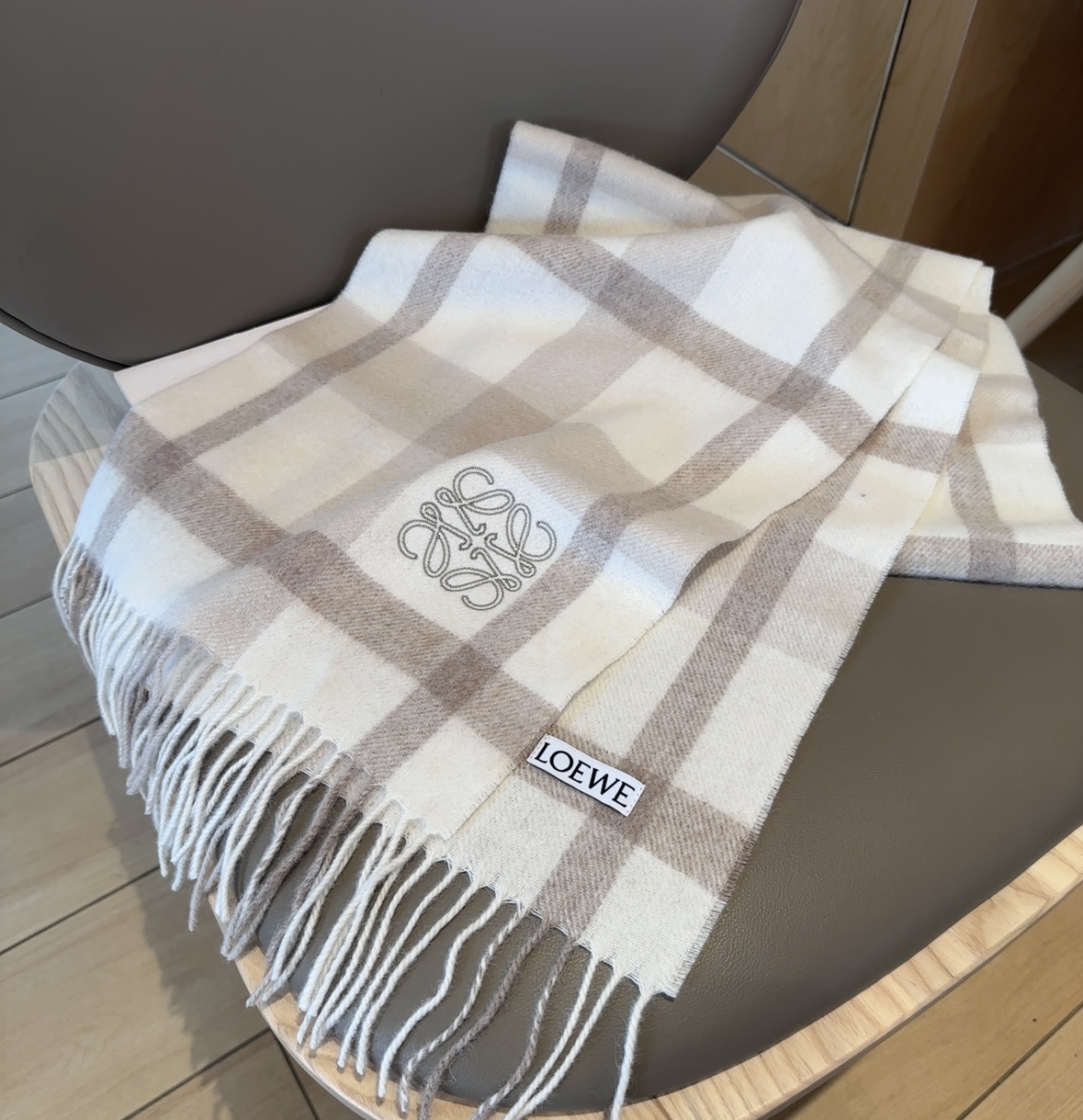 【▪Loewe · 罗意威难得一见的温柔配色，低调又不失优雅❗】重点推荐❗双面配色，一条围巾两种风格搭配