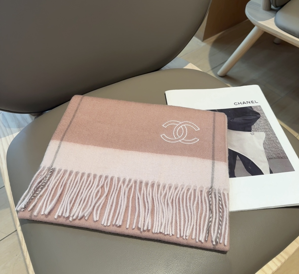 【▪Chanel · 香奈儿难得一见的温柔配色，超级迷恋❗️气质低调恬静又不失优雅❗️】重点推荐❗️高级