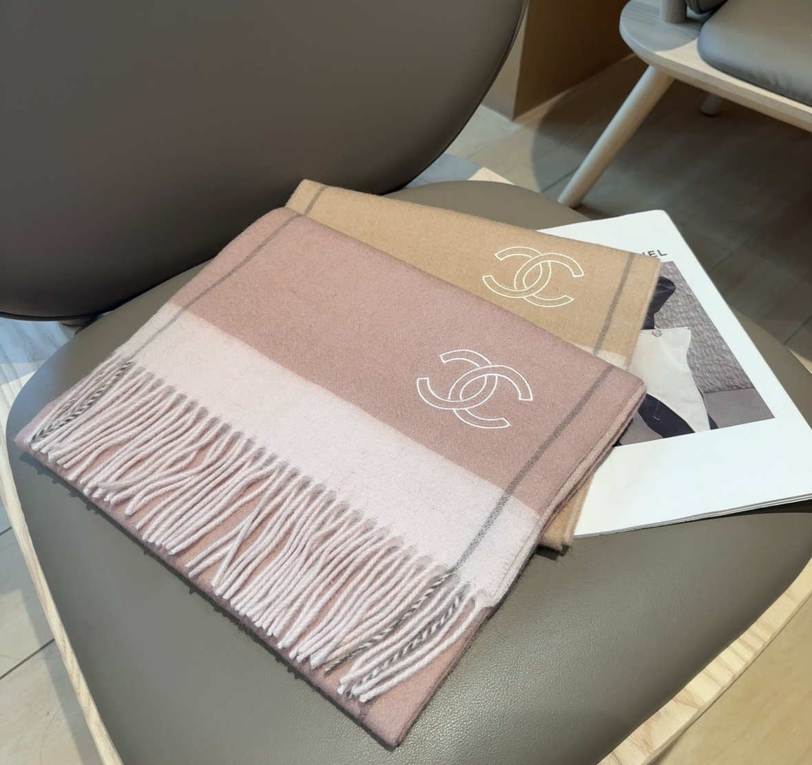 【▪Chanel · 香奈儿难得一见的温柔配色，超级迷恋❗️气质低调恬静又不失优雅❗️】重点推荐❗️高级