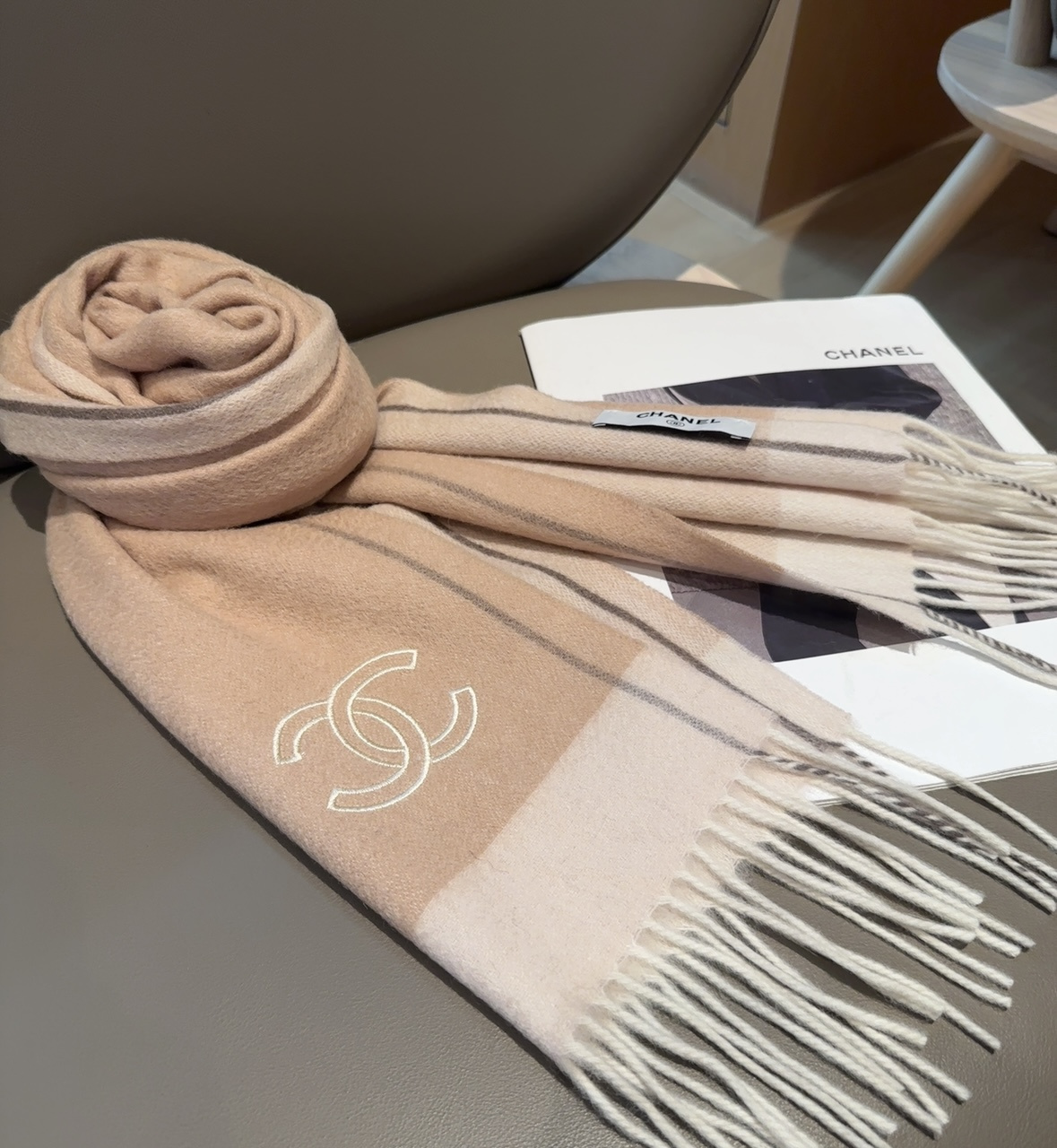 【▪Chanel · 香奈儿难得一见的温柔配色，超级迷恋❗️气质低调恬静又不失优雅❗️】重点推荐❗️高级