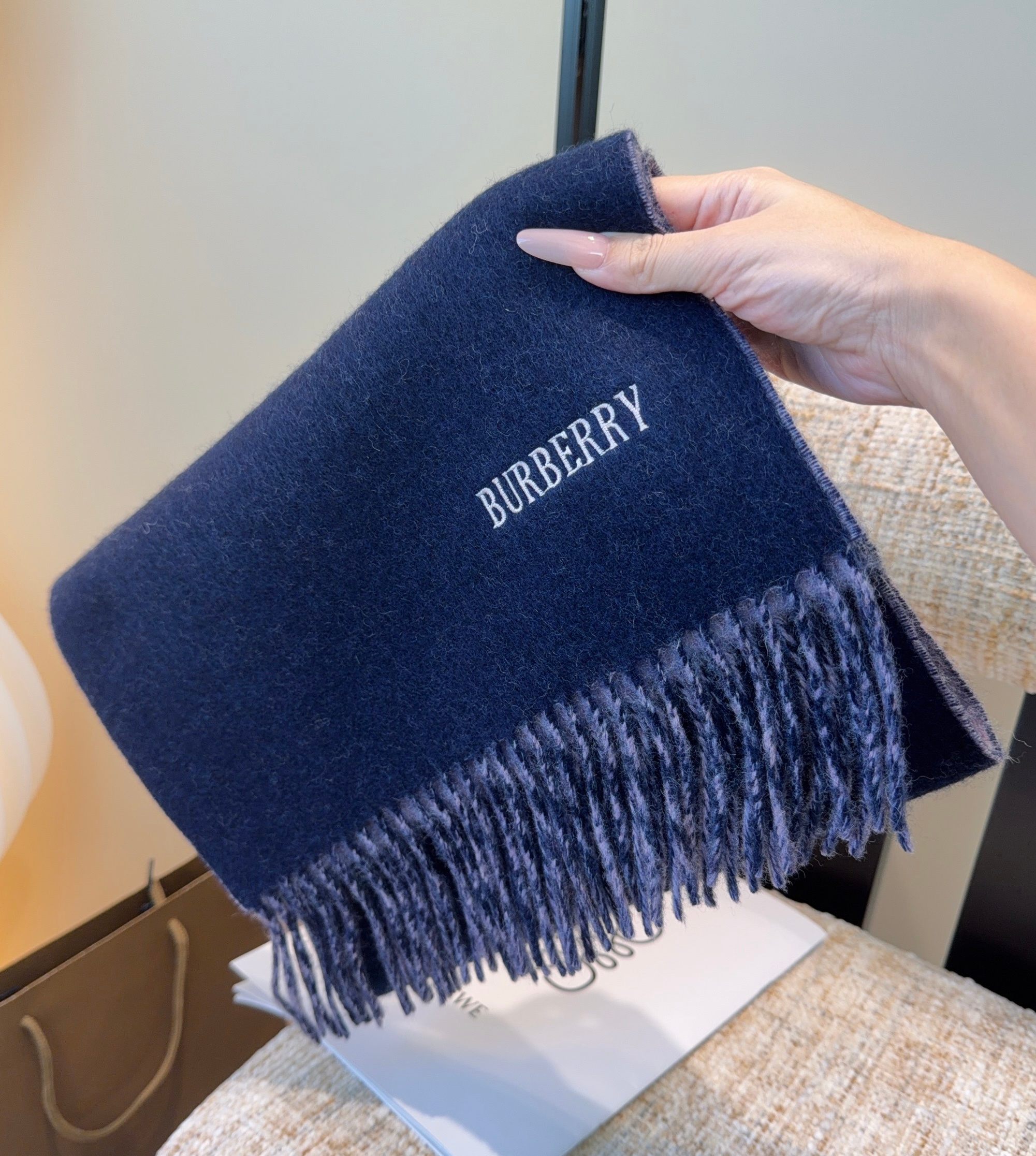 巴宝莉围巾❗️好看的要疯掉了，太有型太有魅力了❗️❗️非常斯文时尚的秋冬单品！真的很喜欢，非常Class