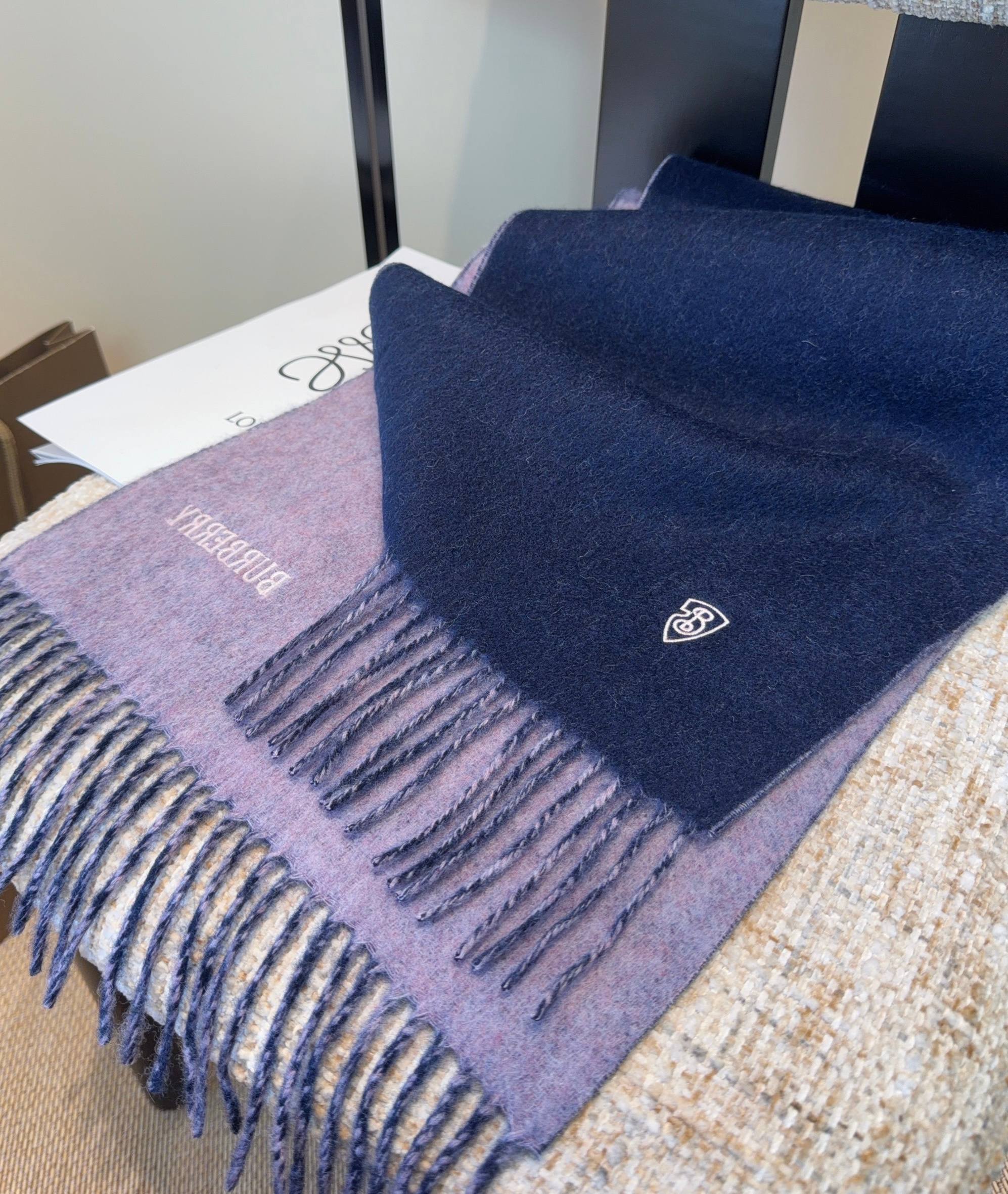 巴宝莉围巾❗️好看的要疯掉了，太有型太有魅力了❗️❗️非常斯文时尚的秋冬单品！真的很喜欢，非常Class