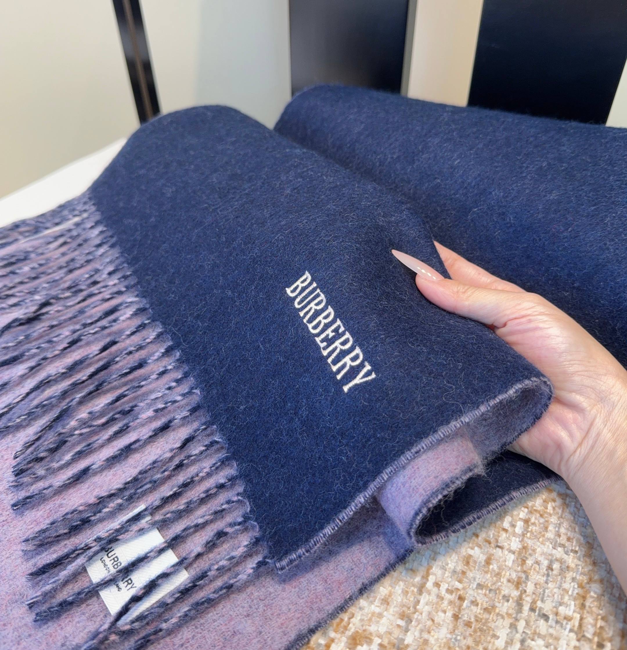 巴宝莉围巾❗️好看的要疯掉了，太有型太有魅力了❗️❗️非常斯文时尚的秋冬单品！真的很喜欢，非常Class