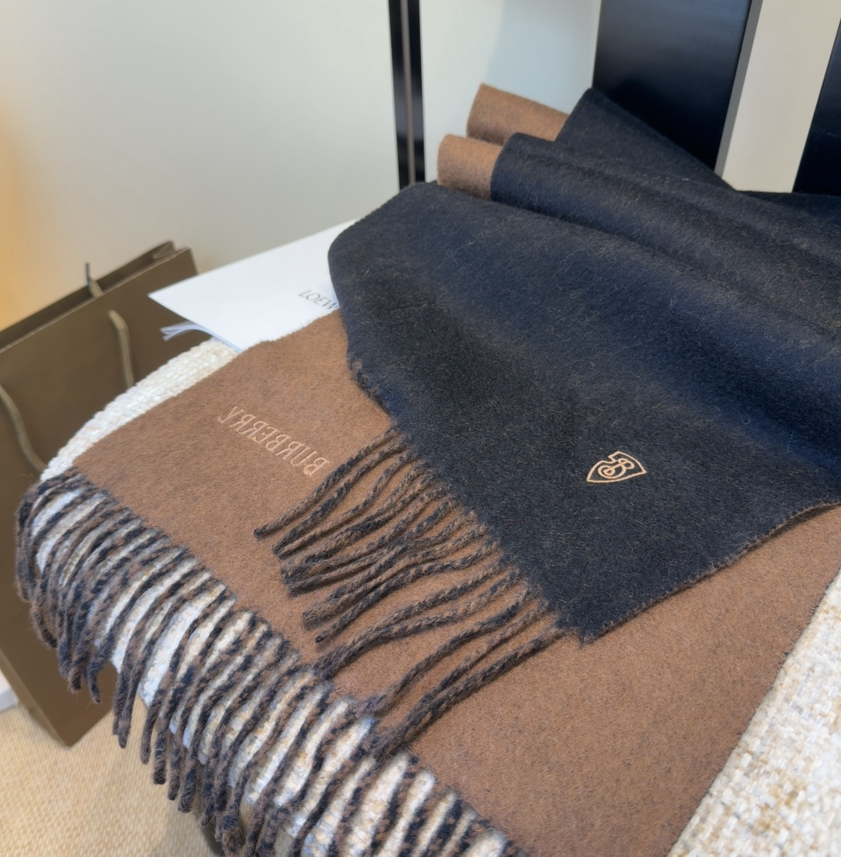 巴宝莉围巾❗️好看的要疯掉了，太有型太有魅力了❗️❗️非常斯文时尚的秋冬单品！真的很喜欢，非常Class