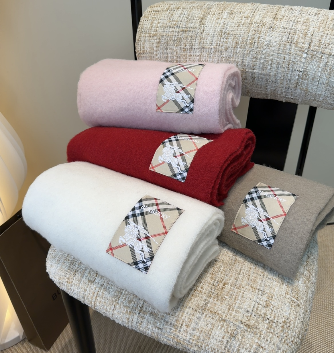 ▪❤️️巴宝莉超美新款马海毛围巾！超级推荐入手！】质感好货！主打的马海毛围巾~据说超难买哦！！打了好多次