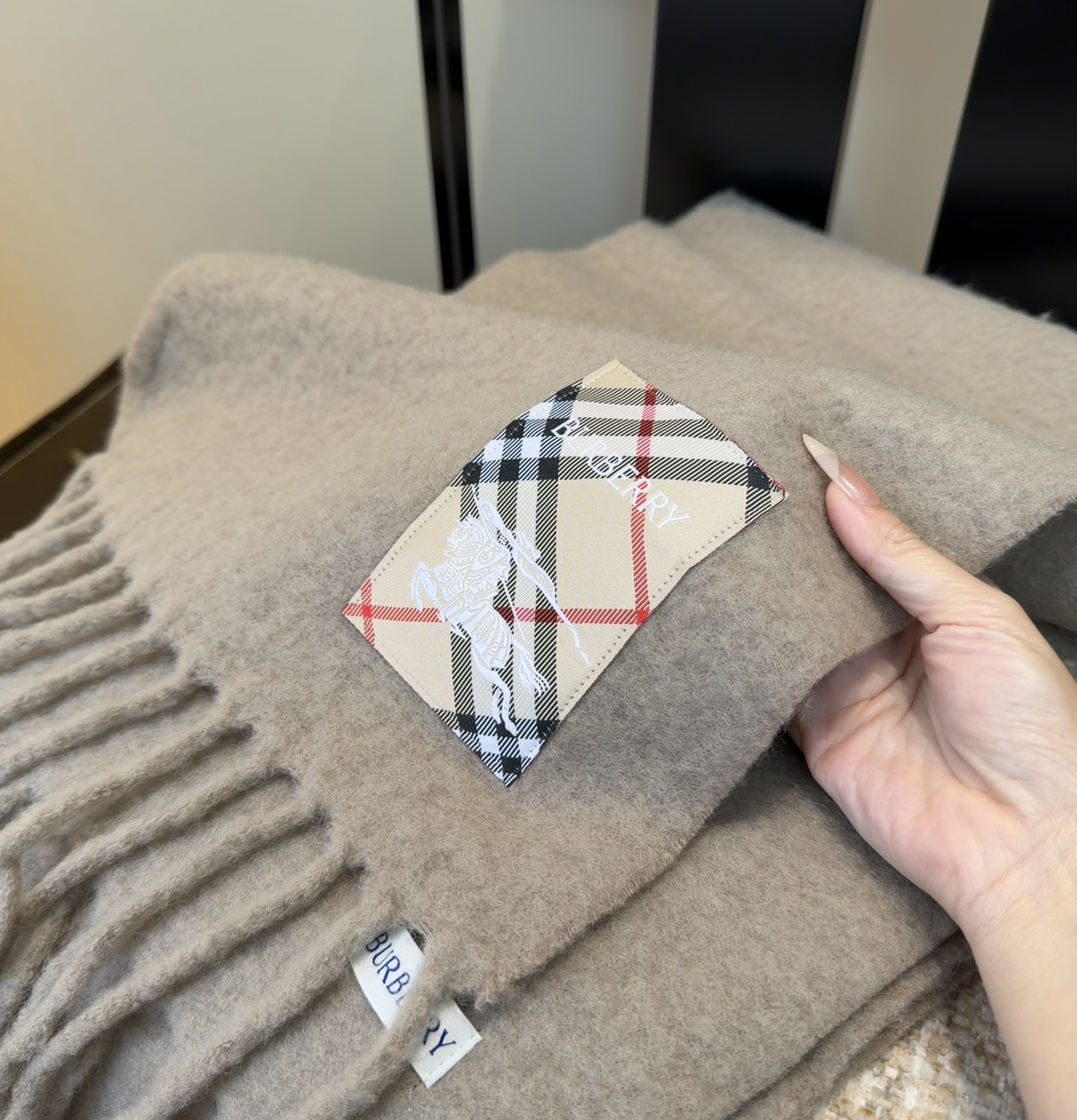 ▪❤️️巴宝莉超美新款马海毛围巾！超级推荐入手！】质感好货！主打的马海毛围巾~据说超难买哦！！打了好多次