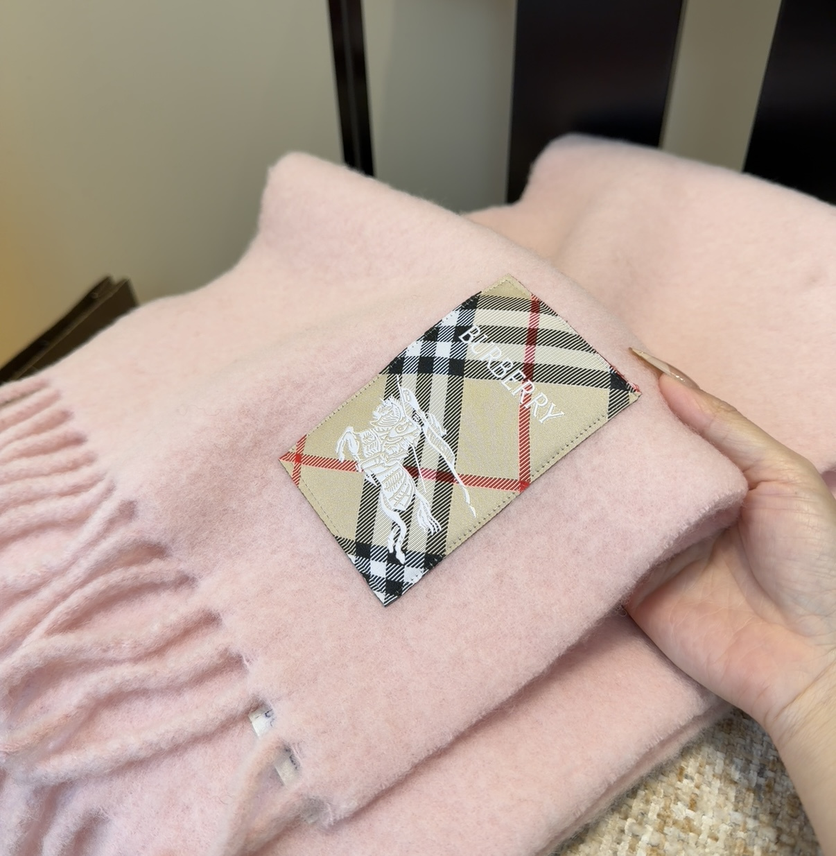 ▪❤️️巴宝莉超美新款马海毛围巾！超级推荐入手！】质感好货！主打的马海毛围巾~据说超难买哦！！打了好多次