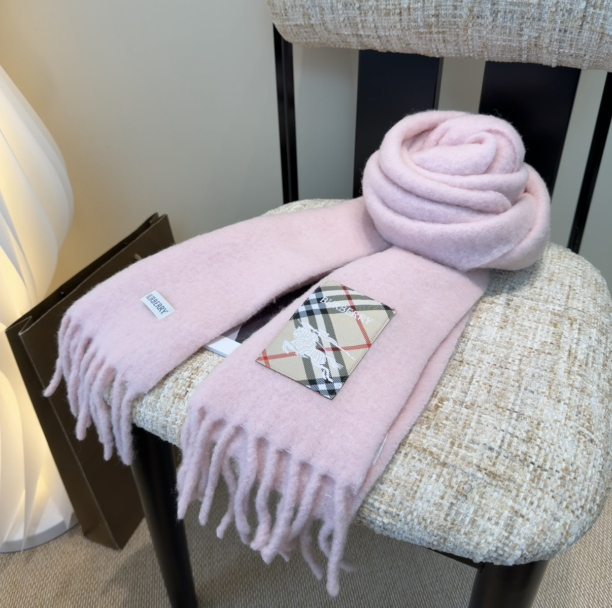 ▪❤️️巴宝莉超美新款马海毛围巾！超级推荐入手！】质感好货！主打的马海毛围巾~据说超难买哦！！打了好多次