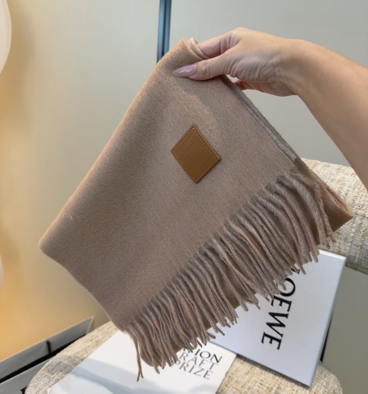 【▪Loewe · 罗意威难得一见的温柔配色，低调又不失优雅❗】重点推荐❗双面配色，一条围巾两种风格搭配