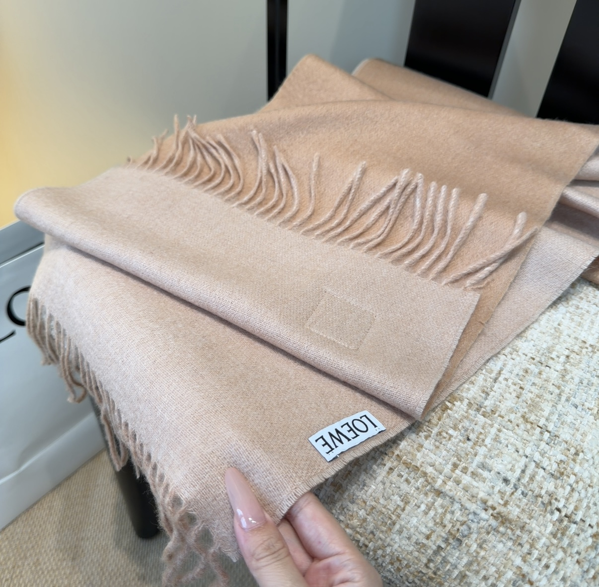 【▪Loewe · 罗意威难得一见的温柔配色，低调又不失优雅❗】重点推荐❗双面配色，一条围巾两种风格搭配