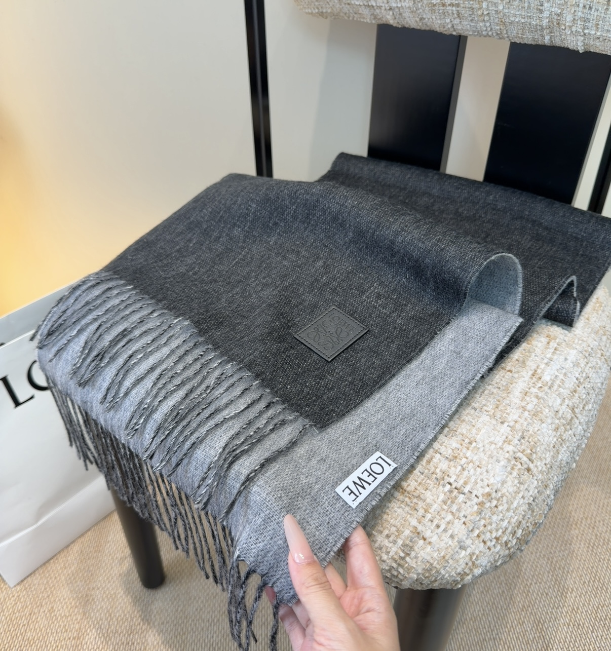 【▪Loewe · 罗意威难得一见的温柔配色，低调又不失优雅❗】重点推荐❗双面配色，一条围巾两种风格搭配