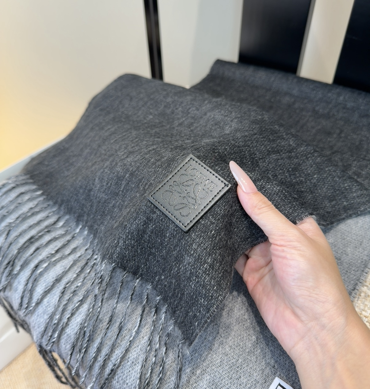 【▪Loewe · 罗意威难得一见的温柔配色，低调又不失优雅❗】重点推荐❗双面配色，一条围巾两种风格搭配