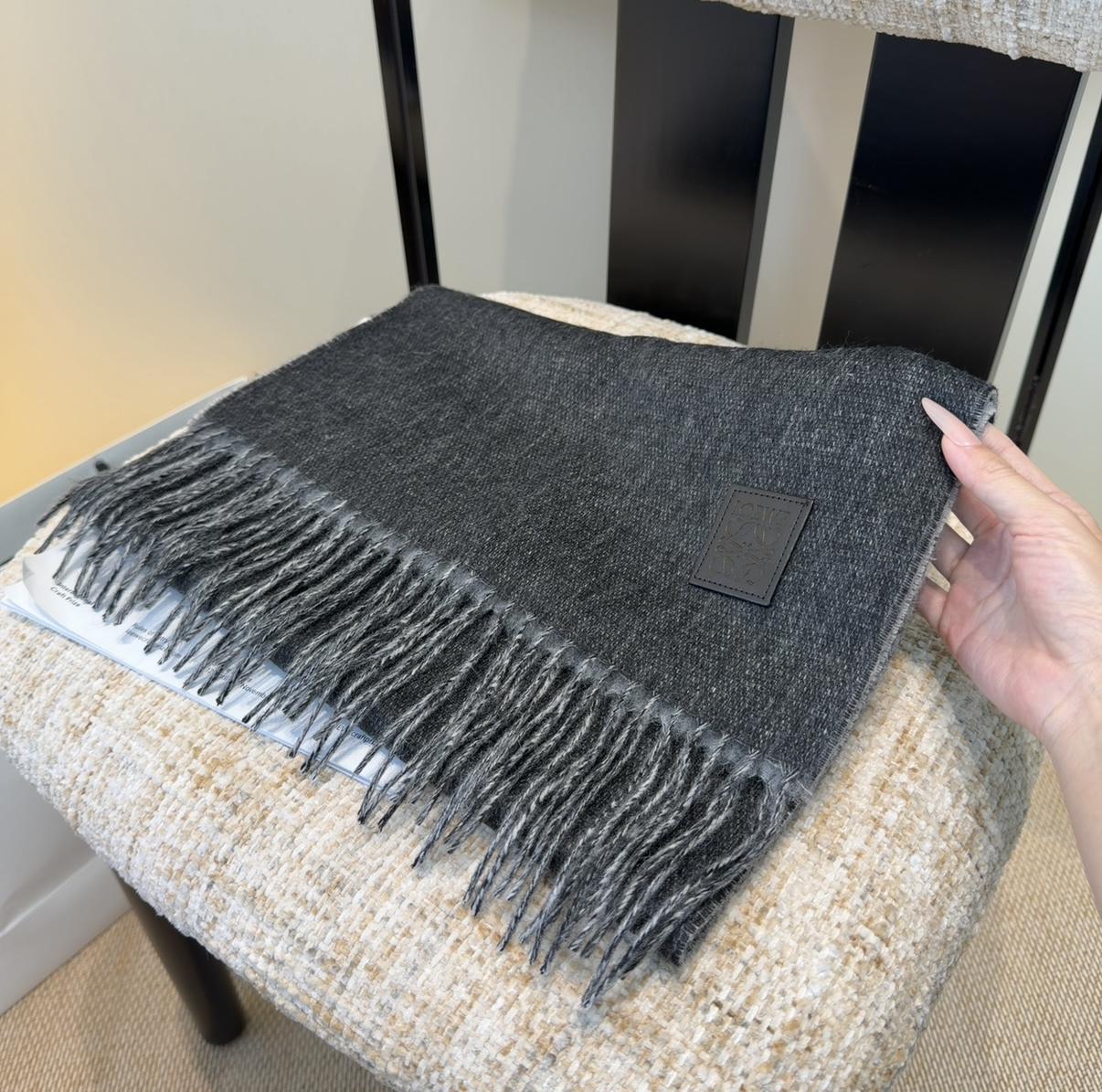 【▪Loewe · 罗意威难得一见的温柔配色，低调又不失优雅❗】重点推荐❗双面配色，一条围巾两种风格搭配