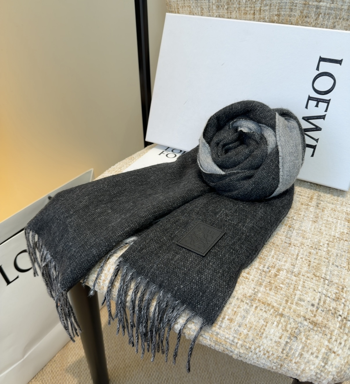 【▪Loewe · 罗意威难得一见的温柔配色，低调又不失优雅❗】重点推荐❗双面配色，一条围巾两种风格搭配