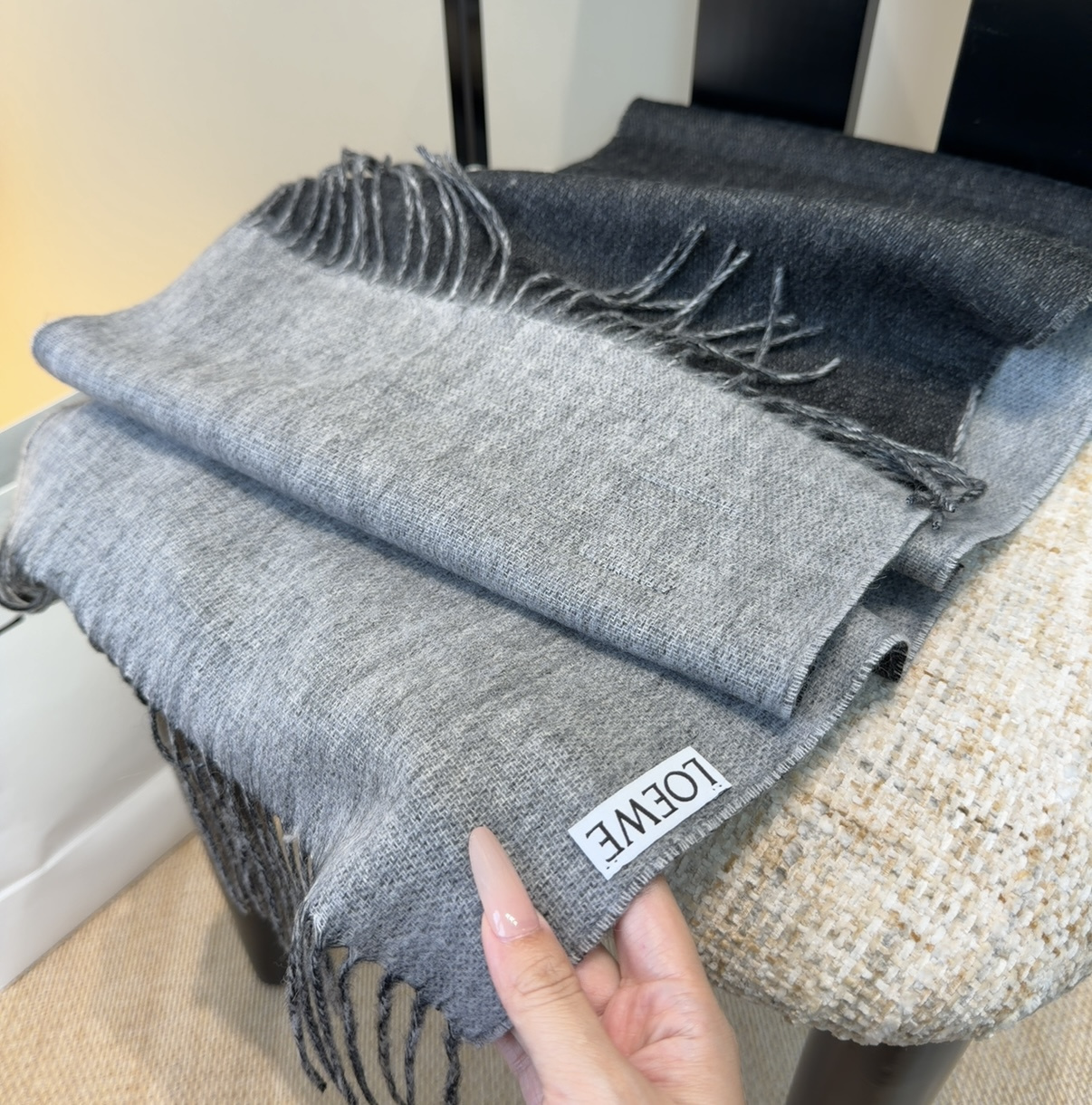 【▪Loewe · 罗意威难得一见的温柔配色，低调又不失优雅❗】重点推荐❗双面配色，一条围巾两种风格搭配