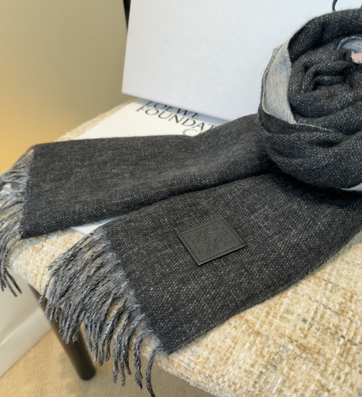 【▪Loewe · 罗意威难得一见的温柔配色，低调又不失优雅❗】重点推荐❗双面配色，一条围巾两种风格搭配