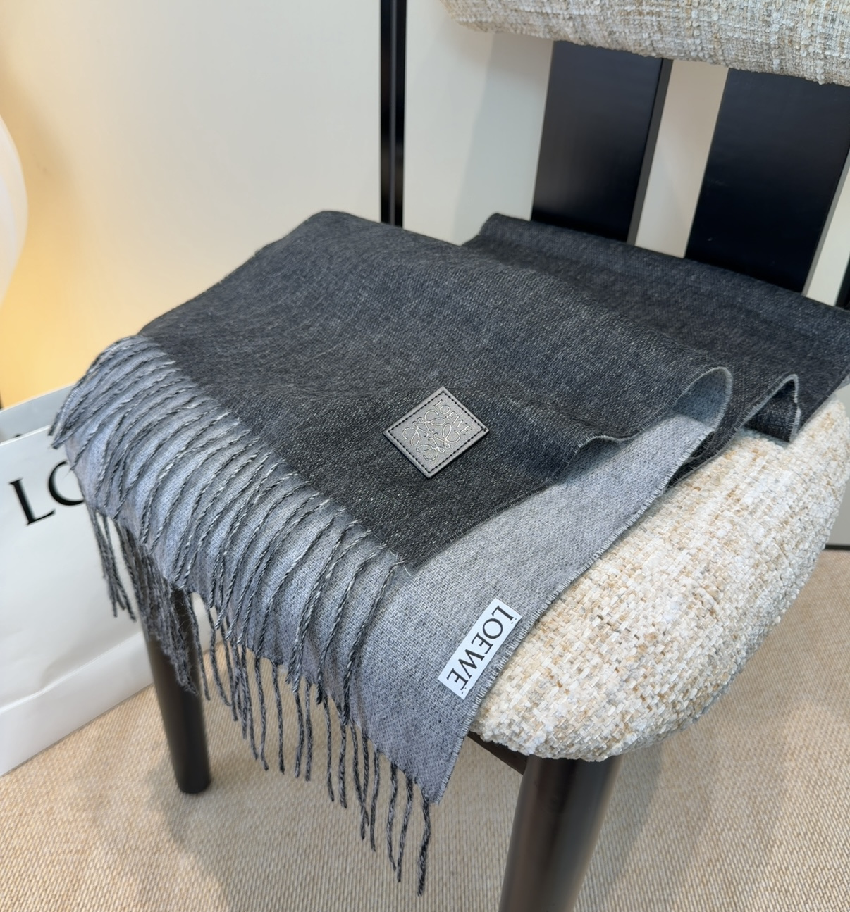 【▪Loewe · 罗意威难得一见的温柔配色，低调又不失优雅❗】重点推荐❗双面配色，一条围巾两种风格搭配