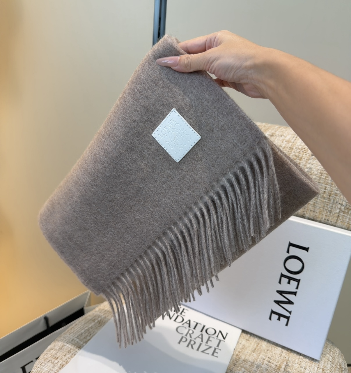 【▪Loewe · 罗意威难得一见的温柔配色，低调又不失优雅❗】重点推荐❗双面配色，一条围巾两种风格搭配