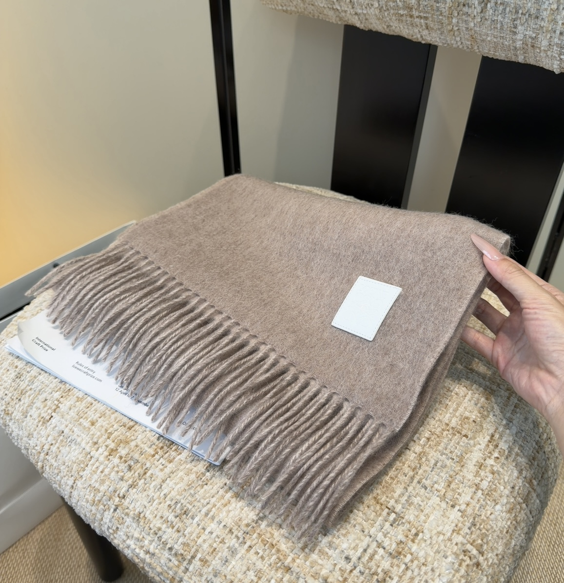 【▪Loewe · 罗意威难得一见的温柔配色，低调又不失优雅❗】重点推荐❗双面配色，一条围巾两种风格搭配