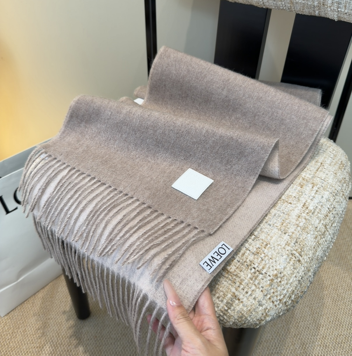 【▪Loewe · 罗意威难得一见的温柔配色，低调又不失优雅❗】重点推荐❗双面配色，一条围巾两种风格搭配