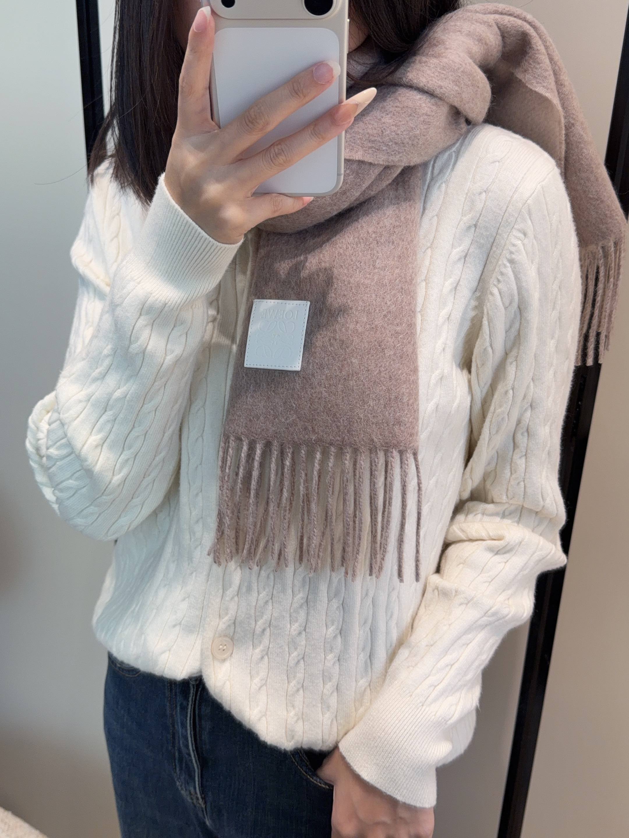 【▪Loewe · 罗意威难得一见的温柔配色，低调又不失优雅❗】重点推荐❗双面配色，一条围巾两种风格搭配