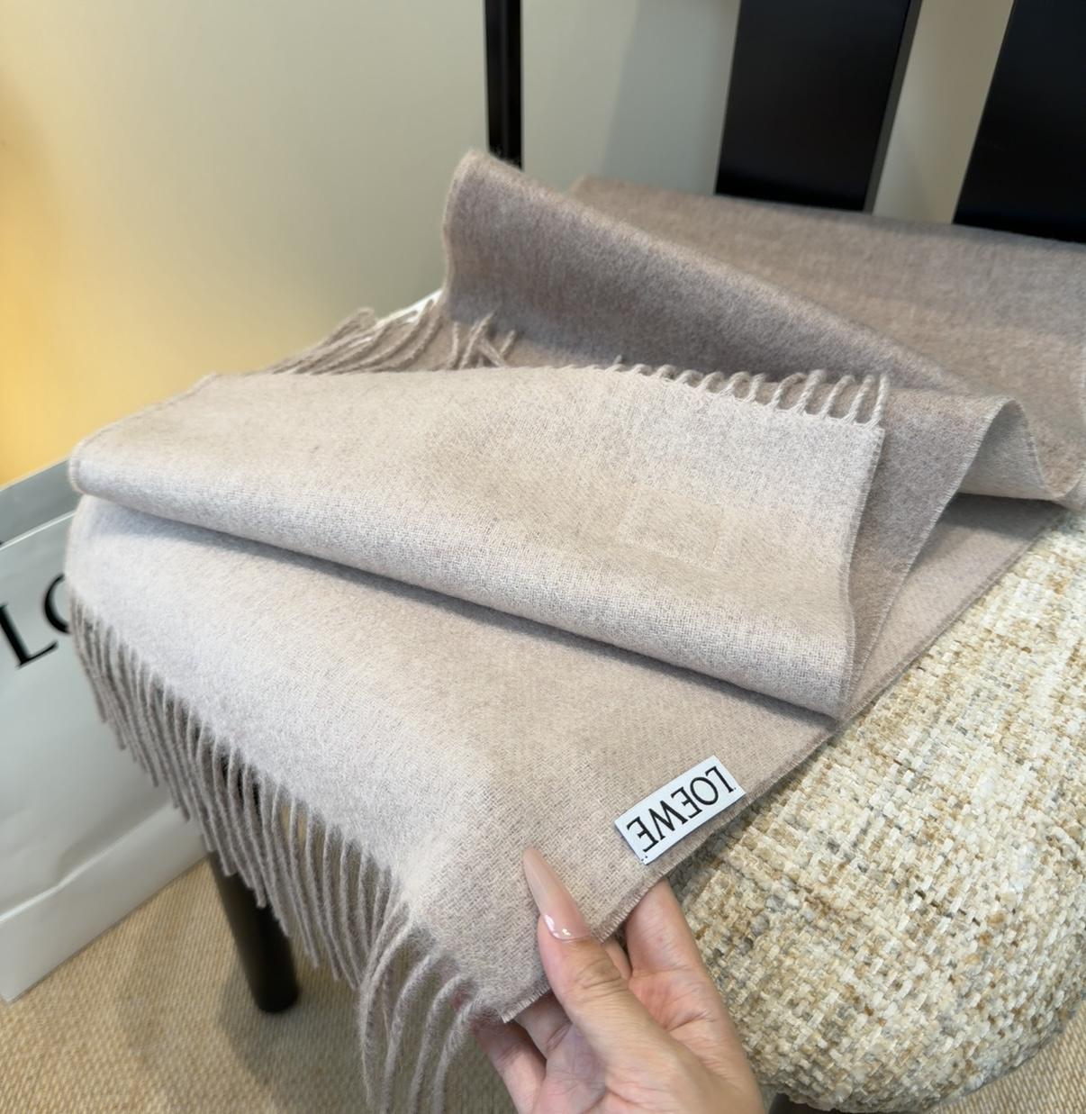 【▪Loewe · 罗意威难得一见的温柔配色，低调又不失优雅❗】重点推荐❗双面配色，一条围巾两种风格搭配