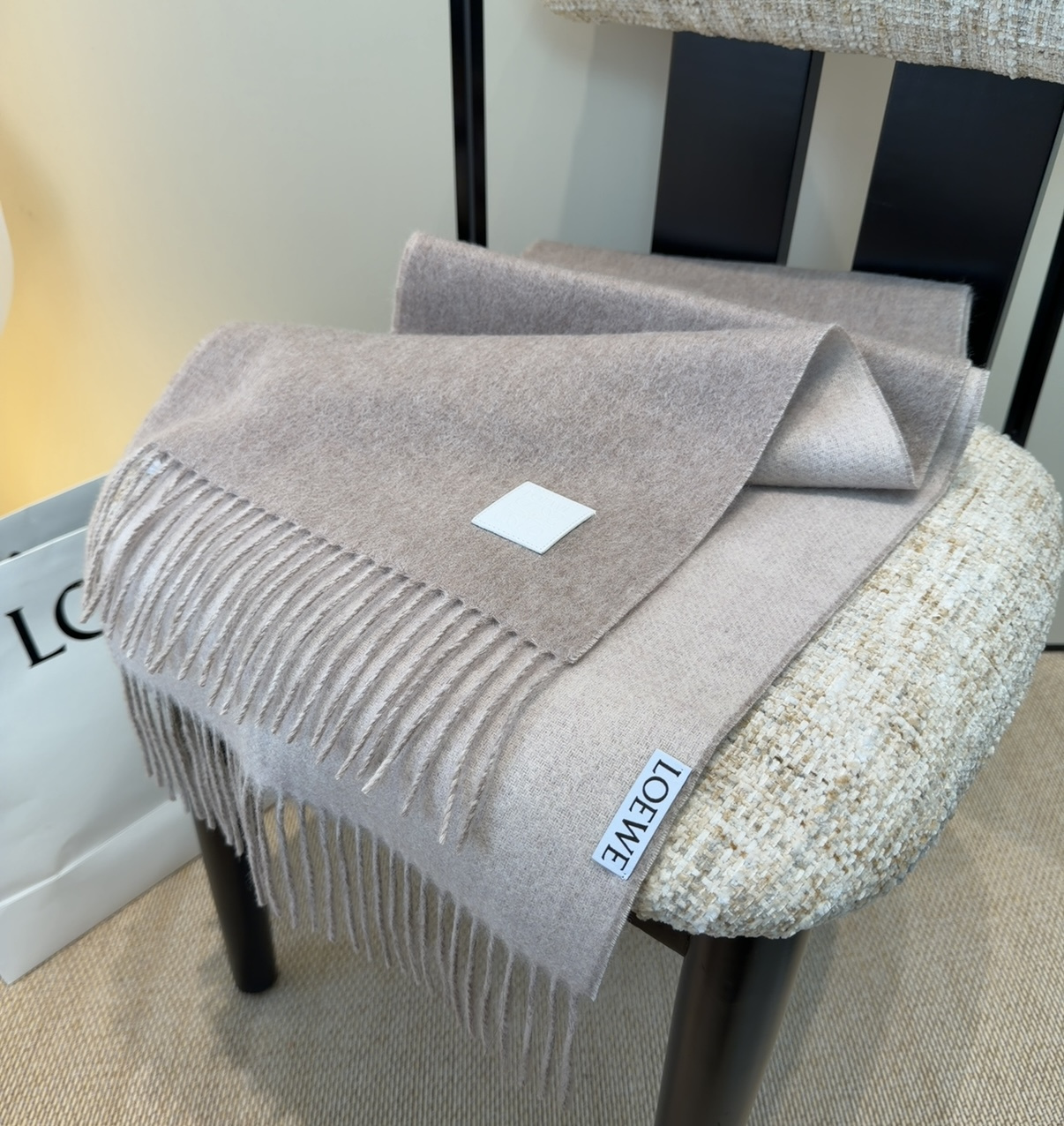 【▪Loewe · 罗意威难得一见的温柔配色，低调又不失优雅❗】重点推荐❗双面配色，一条围巾两种风格搭配