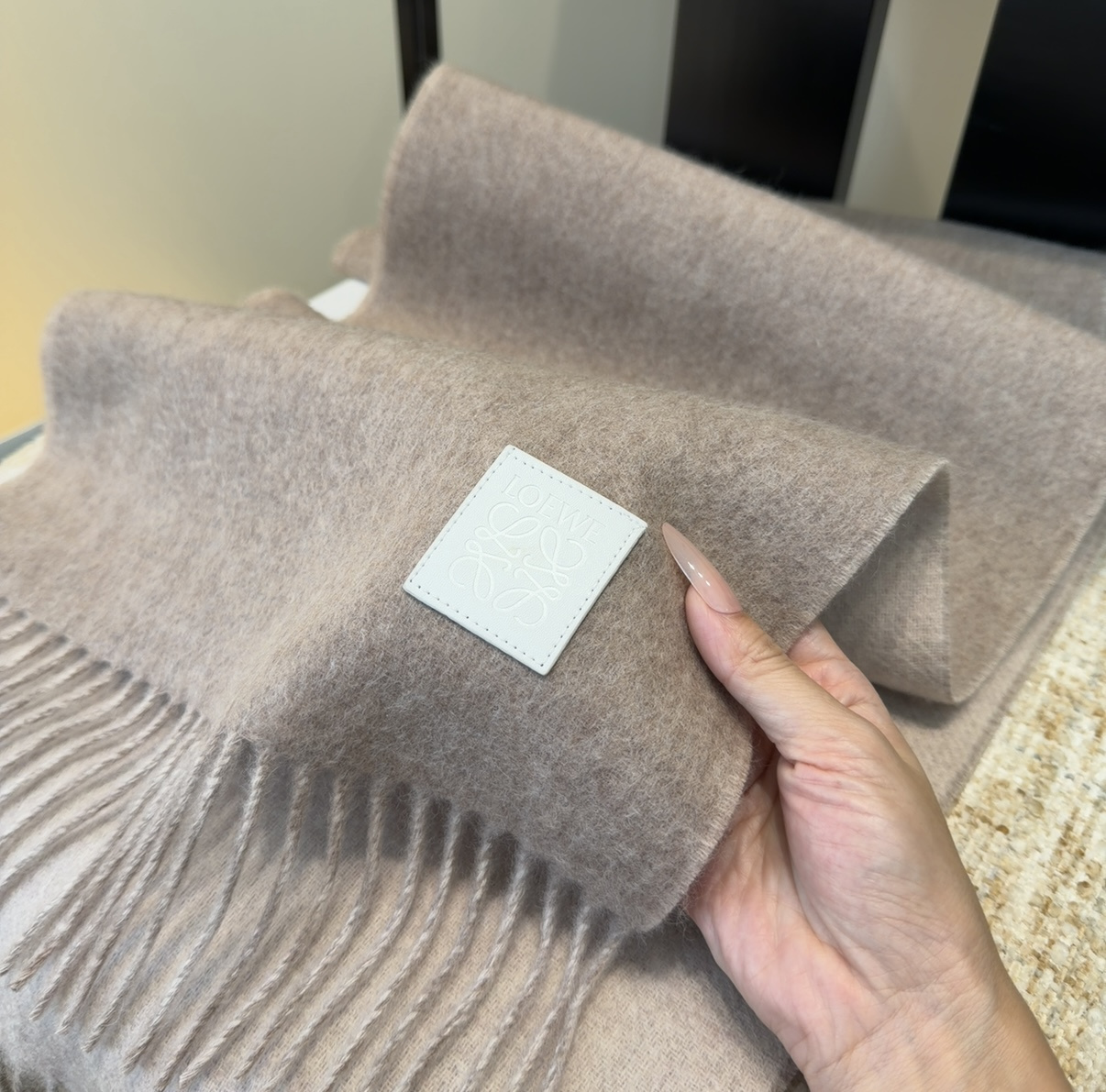 【▪Loewe · 罗意威难得一见的温柔配色，低调又不失优雅❗】重点推荐❗双面配色，一条围巾两种风格搭配