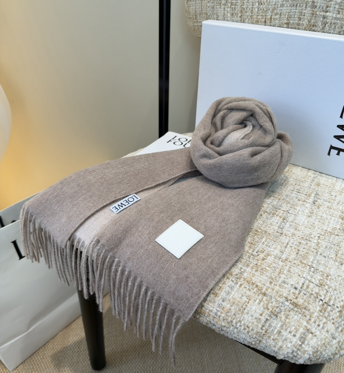 【▪Loewe · 罗意威难得一见的温柔配色，低调又不失优雅❗】重点推荐❗双面配色，一条围巾两种风格搭配