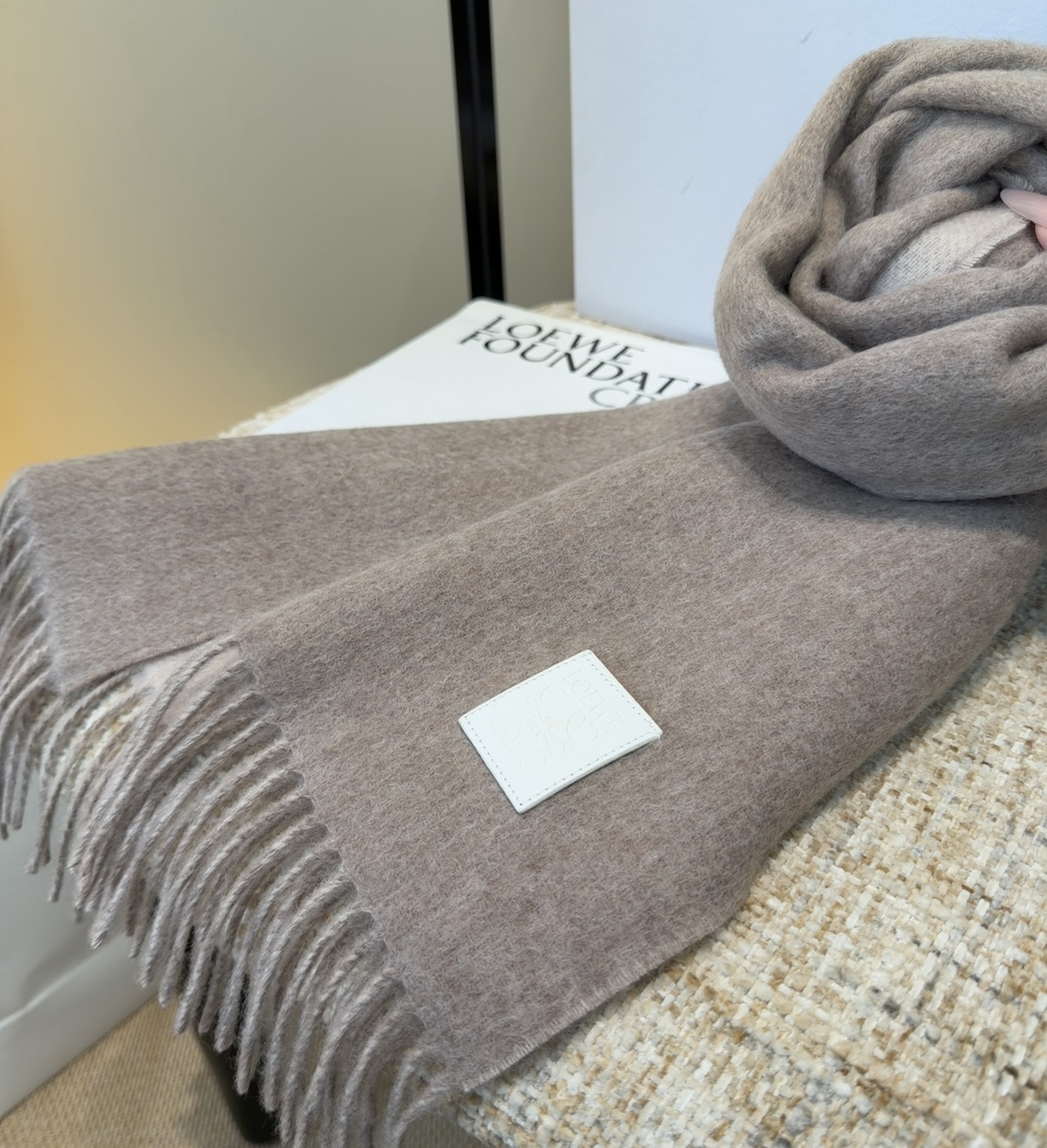 【▪Loewe · 罗意威难得一见的温柔配色，低调又不失优雅❗】重点推荐❗双面配色，一条围巾两种风格搭配