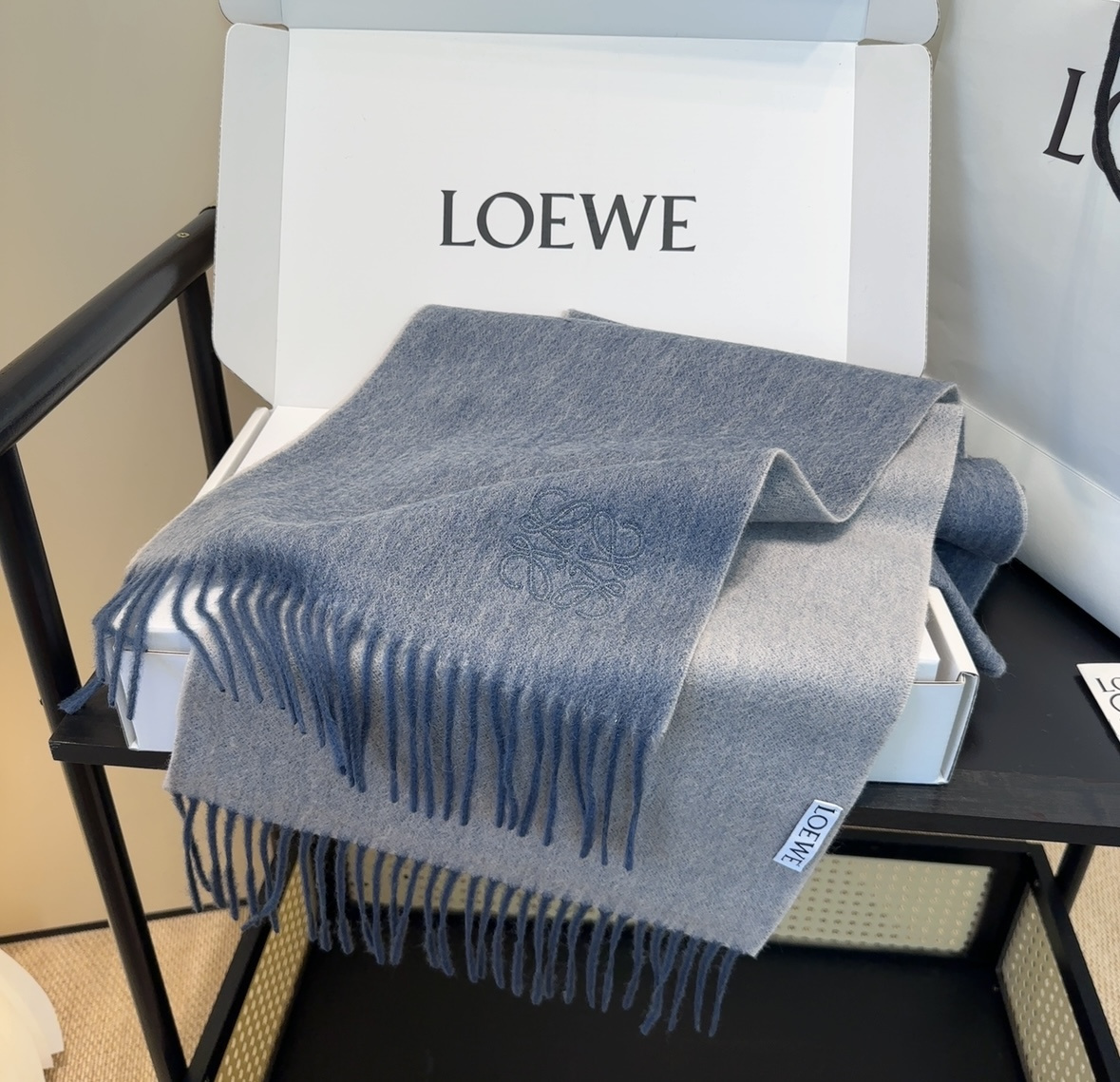 太美了😍罗意威 情侣款 美到要尖叫😱最新款🎊英伦欧美范儿 又是一款即时尚又实用的大围巾&长巾，🎆撞色的颜