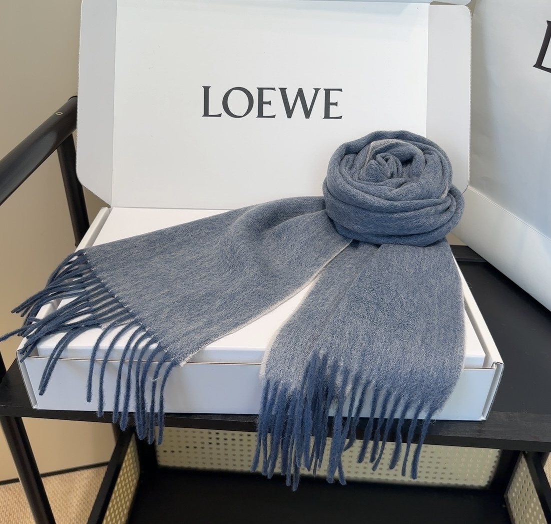 太美了😍罗意威 情侣款 美到要尖叫😱最新款🎊英伦欧美范儿 又是一款即时尚又实用的大围巾&长巾，🎆撞色的颜