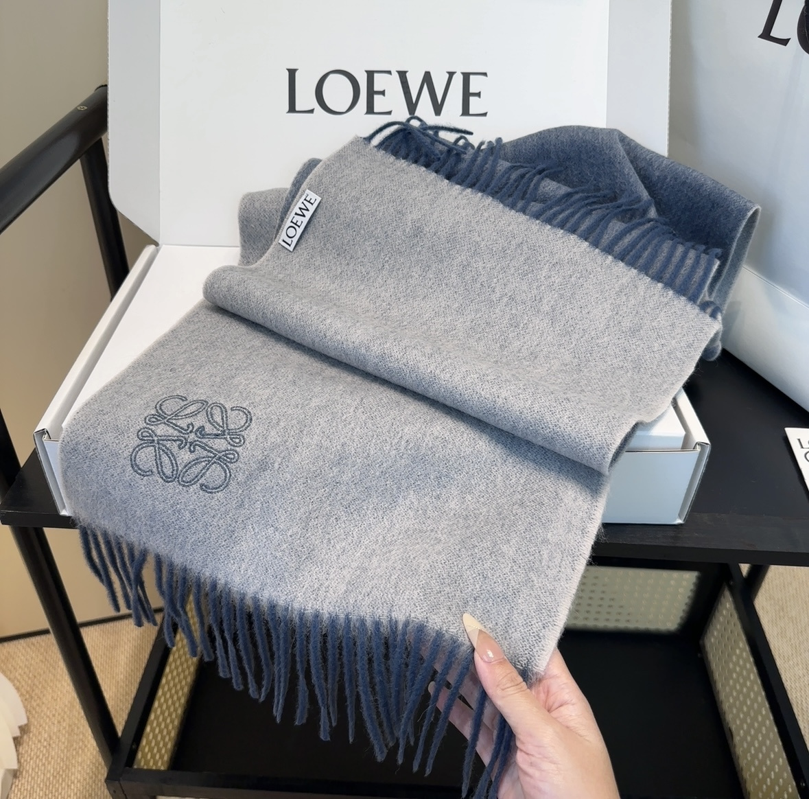 太美了😍罗意威 情侣款 美到要尖叫😱最新款🎊英伦欧美范儿 又是一款即时尚又实用的大围巾&长巾，🎆撞色的颜