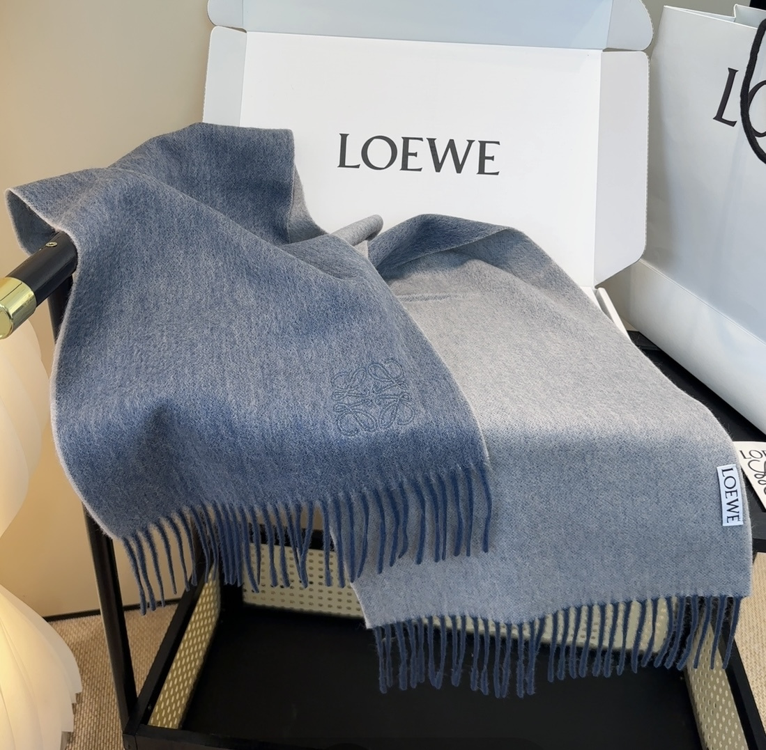 太美了😍罗意威 情侣款 美到要尖叫😱最新款🎊英伦欧美范儿 又是一款即时尚又实用的大围巾&长巾，🎆撞色的颜