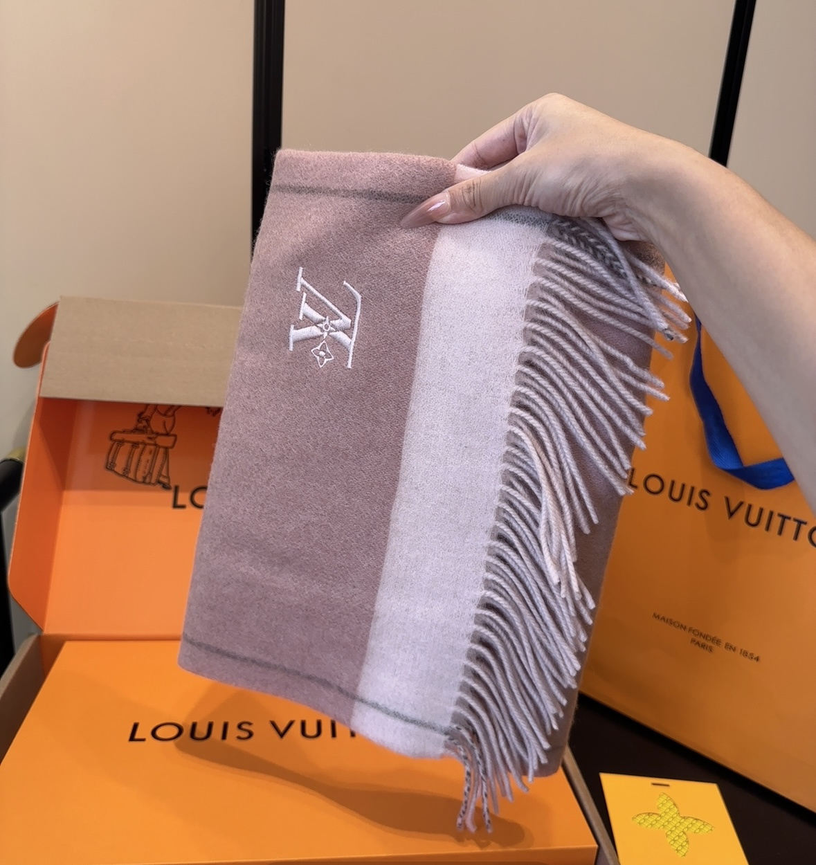 Lv围巾❗️好看的要疯掉了，太有型太有魅力了❗️❗️非常斯文时尚的秋冬单品！真的很喜欢，非常Classi