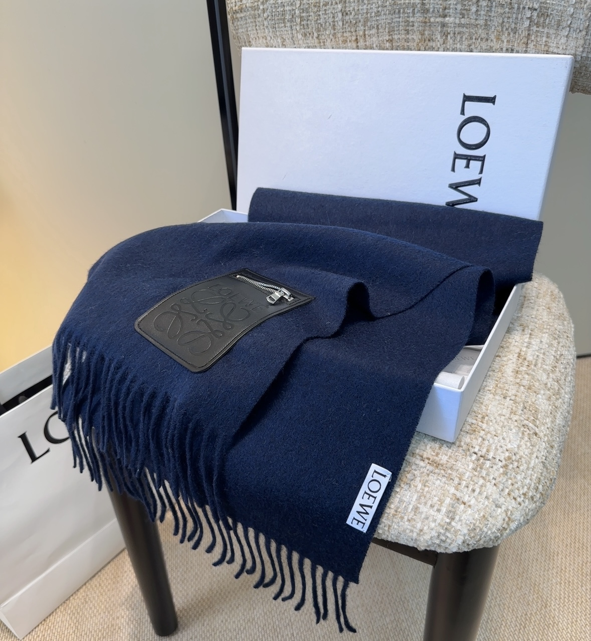 【▪Loewe · 罗意威难得一见的温柔配色，低调又不失优雅❗】重点推荐❗双面配色，一条围巾两种风格搭配