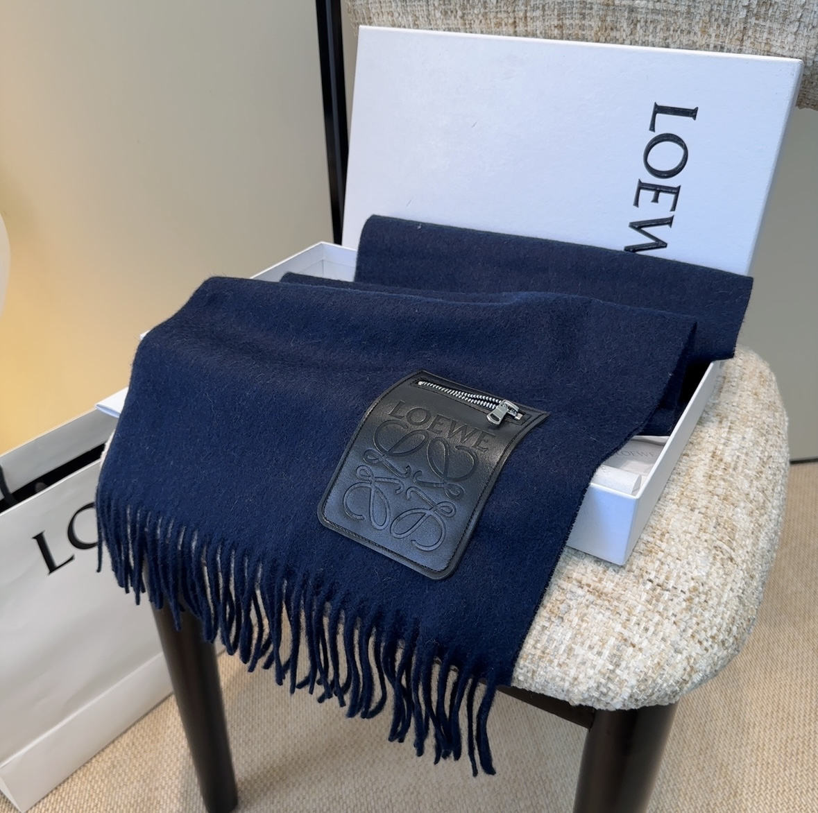 【▪Loewe · 罗意威难得一见的温柔配色，低调又不失优雅❗】重点推荐❗双面配色，一条围巾两种风格搭配