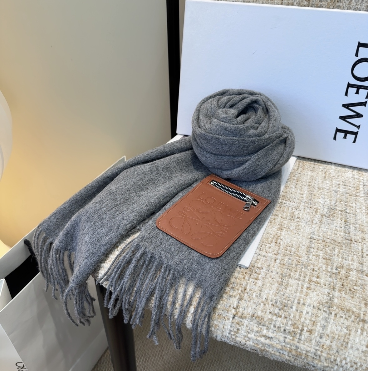 【▪Loewe · 罗意威难得一见的温柔配色，低调又不失优雅❗】重点推荐❗双面配色，一条围巾两种风格搭配