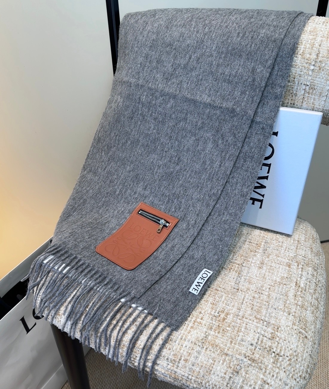 【▪Loewe · 罗意威难得一见的温柔配色，低调又不失优雅❗】重点推荐❗双面配色，一条围巾两种风格搭配