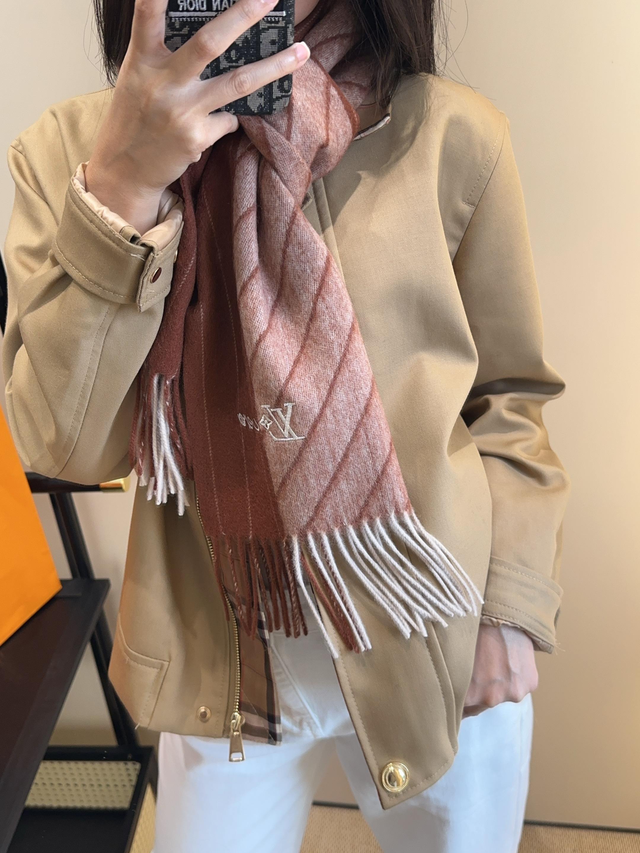 Lv围巾❗️好看的要疯掉了，太有型太有魅力了❗️❗️非常斯文时尚的秋冬单品！真的很喜欢，非常Classi