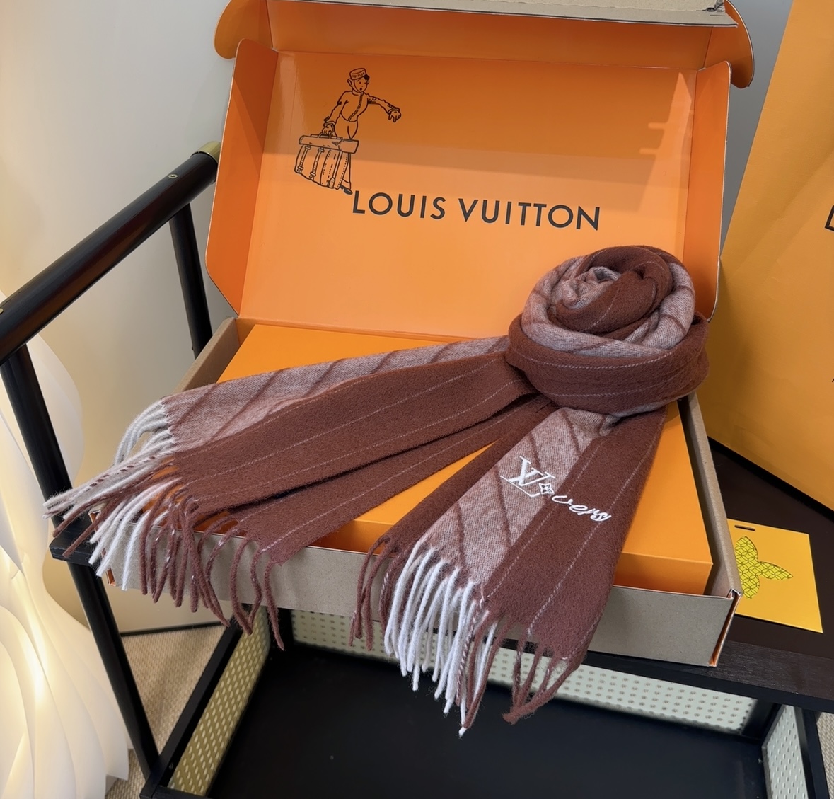 Lv围巾❗️好看的要疯掉了，太有型太有魅力了❗️❗️非常斯文时尚的秋冬单品！真的很喜欢，非常Classi