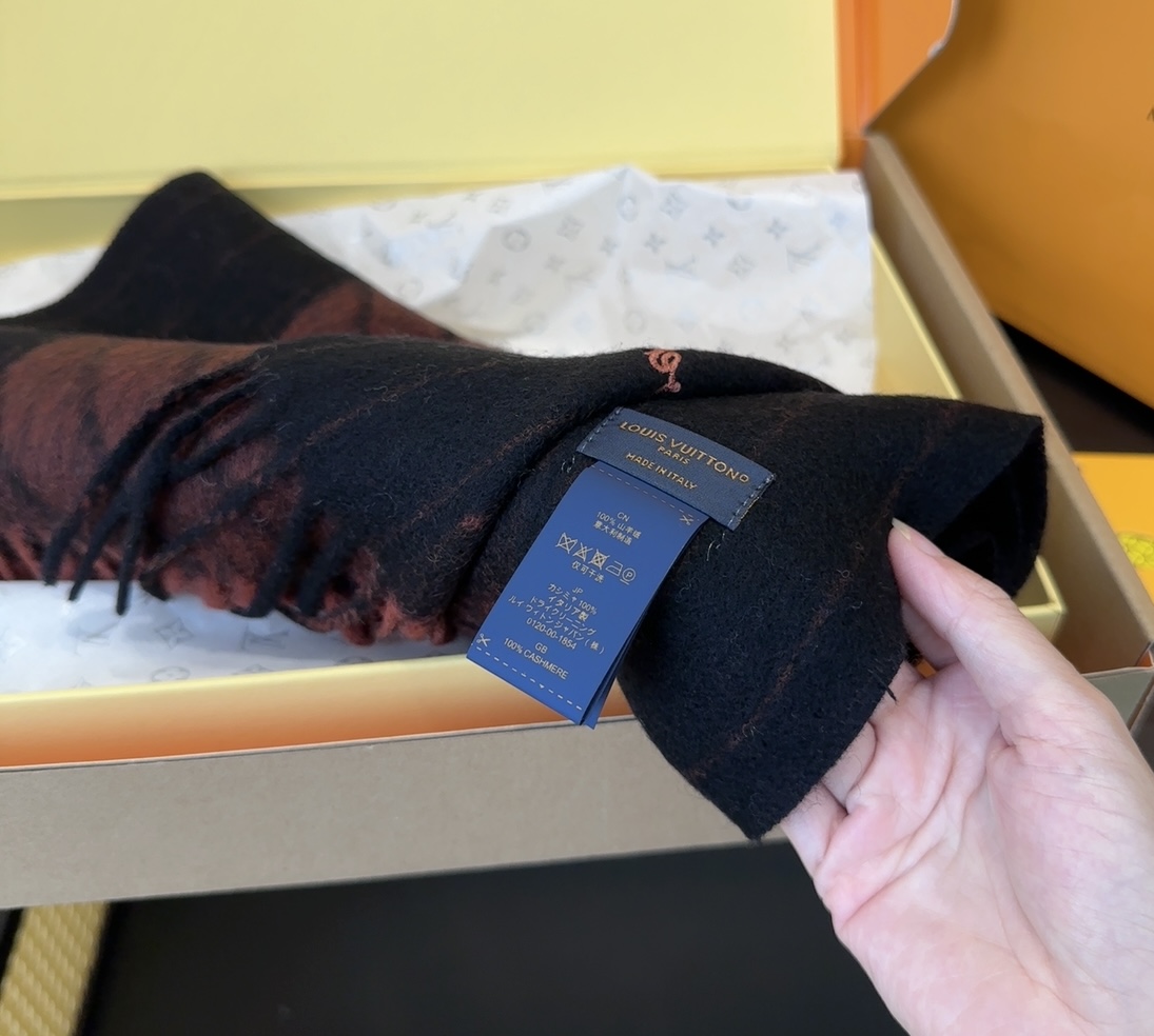 Lv围巾❗️好看的要疯掉了，太有型太有魅力了❗️❗️非常斯文时尚的秋冬单品！真的很喜欢，非常Classi