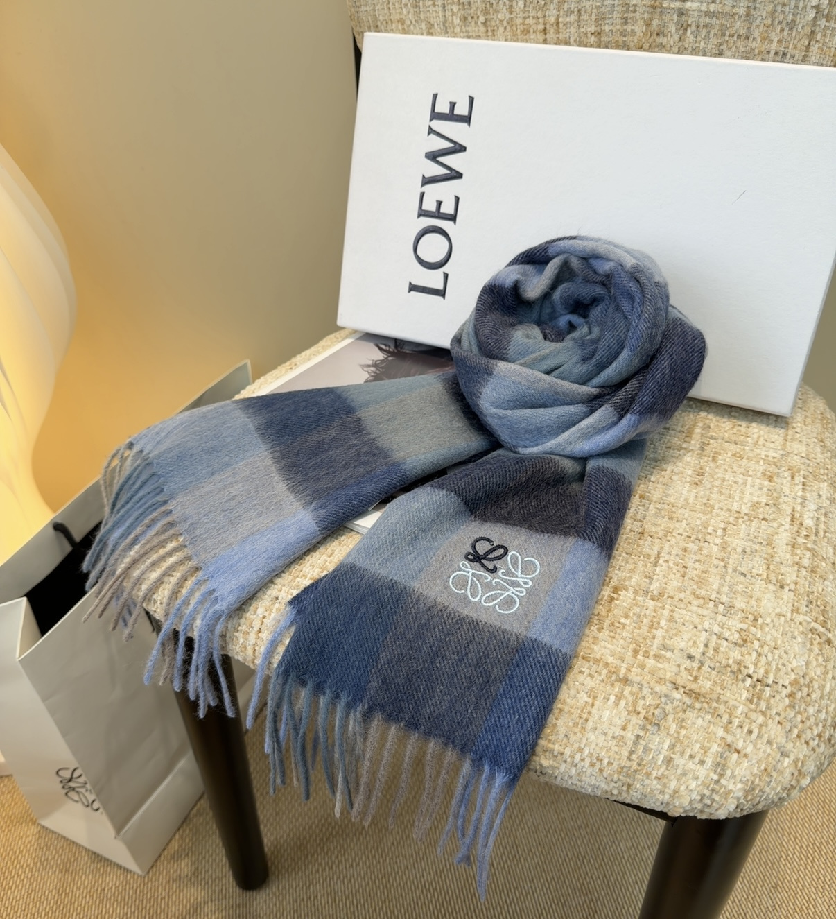 【▪Loewe · 罗意威难得一见的温柔配色，低调又不失优雅❗】重点推荐❗双面配色，一条围巾两种风格搭配